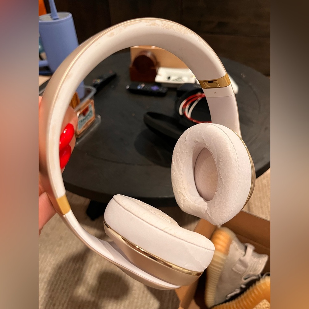 Beats by Dre Solo 3: Over-Ear Headphones - White and Gold